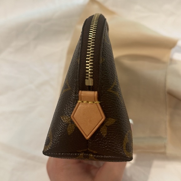 Louis Vuitton Cosmetic Pouch - Picture 6 of 9